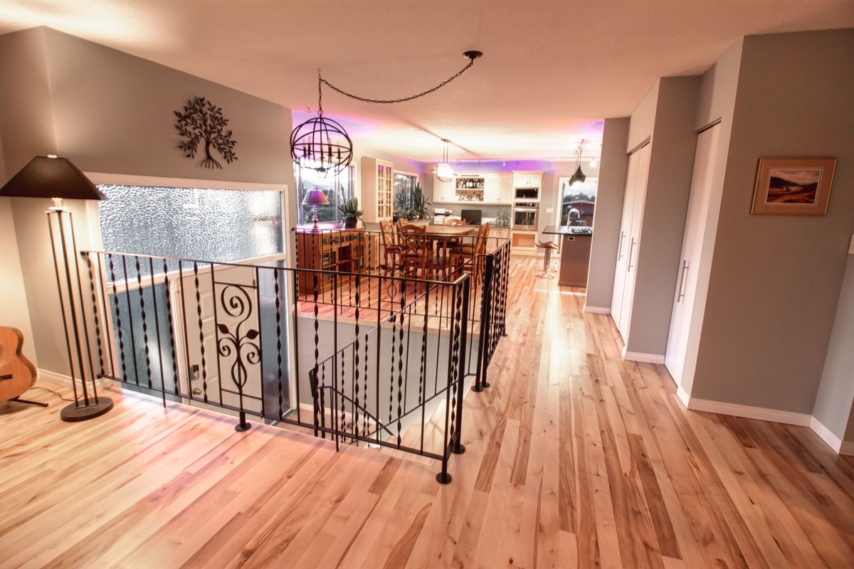 Entrance, dining room and kitchen